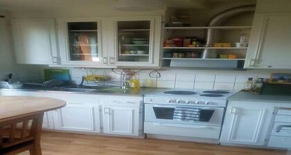 Cozy room 3min from Stockholm. Good communication. Close to Hagaparken & shopping center.