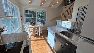 Jääkaappi, mikroaaltouuni, uuni, liesi