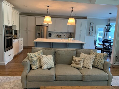 Spacious 5-bedroom LAKE house on Lake Lanier near North Georgia mountains.