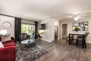 Smart TV - Peaceful King Suite near FSAC & Proactive Sports w/ Gym Access & 1 Gig WiFi (Thousand Oaks)