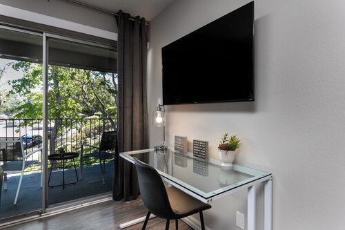 Peaceful King Suite near FSAC & Proactive Sports w/ Gym Access & 1 Gig WiFi