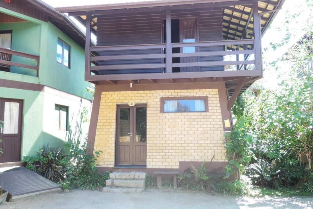 Un immeuble de deux étages doté d’un balcon au dernier étage.