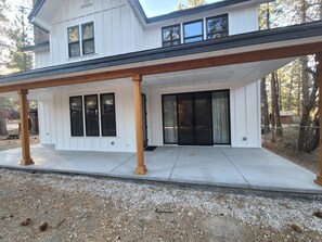 Exterior detail - New Serene 5-bedroom house in Big Bear Lake Chef's Kitchen BBQ Arcade Clean (Big Bear Lake)