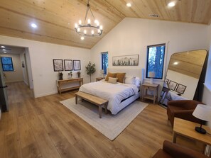 5 bedrooms, iron/ironing board, travel cot, free WiFi - New Serene 5-bedroom house in Big Bear Lake Chef's Kitchen BBQ Arcade Clean (Big Bear Lake)