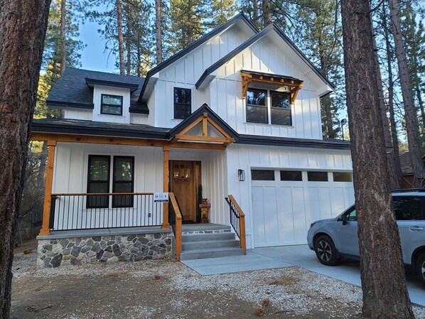 Exterior - New Serene 5-bedroom house in Big Bear Lake Chef's Kitchen BBQ Arcade Clean (Big Bear Lake)