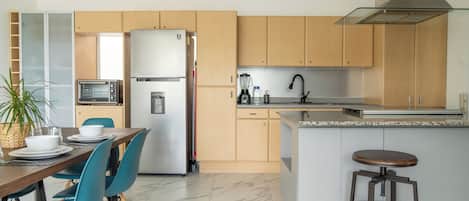 Kühlschrank, Mikrowelle, Ofen, Wasserkocher mit Kaffee-/Teezubehör