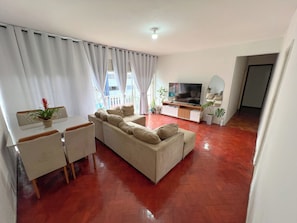 Chambre Triple, vue plage | Coin séjour