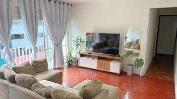 Habitación triple, vista a la playa | Área de sala de estar