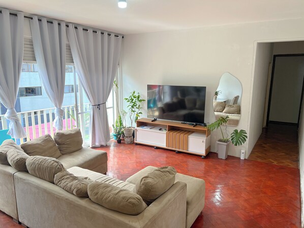 Triple Room, Beach View | Living area