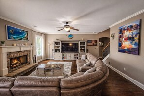 Smart TV, fireplace, video games, books - Luxury Lakefront Home with Pool, Game Lounge & Private Pier (Waverly Hall)