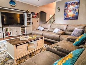 Smart TV, fireplace, video games, books - Lakefront house w/Pool, Game Room & Private Pier (Waverly Hall)