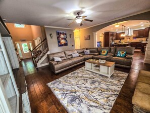 Smart TV, chimenea, videojuegos y libros 