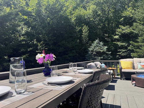 Private and cozy ski chalet w/hot tub & fireplace - four mountains w/in 30 mins.