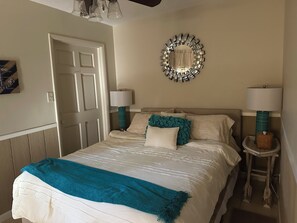 Tabla de planchar con plancha, internet y ropa de cama
