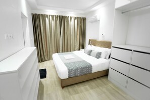 2 bedrooms, desk, WiFi, bed sheets