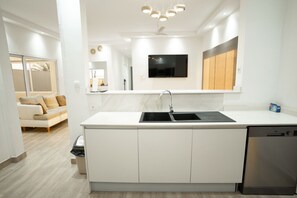 雪櫃、微波爐、焗爐、爐具