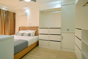 2 bedrooms, desk, WiFi, bed sheets