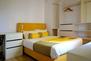 2 bedrooms, desk, WiFi, bed sheets