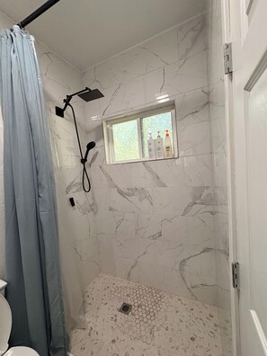 Dusche, Handtücher, Seife, Shampoo