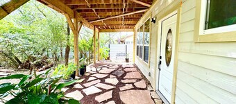 Cozy Casita in charming San Antonio Close to sea world- downtown-fiesta Texas