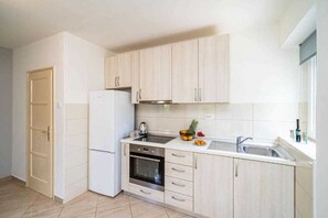 Refrigerador, horno, tostadora, utensilios de cocina