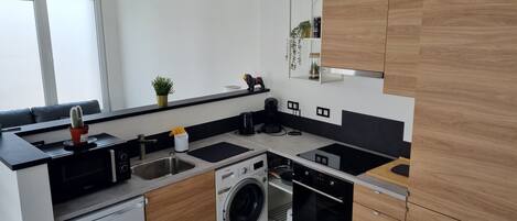 Een microgolfoven, een oven, een kookplaat