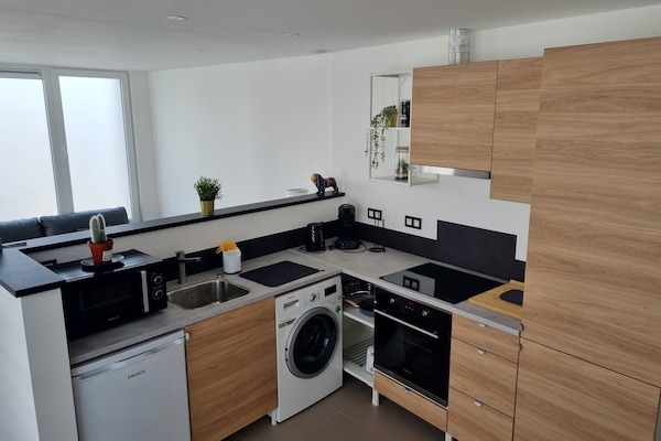 Een microgolfoven, een oven, een kookplaat