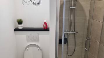 Regadera, toallas, papel de baño