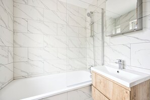 淋浴设施、吹风机、毛巾、肥皂