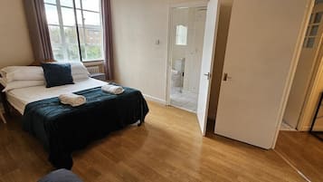 Suíte exclusiva, 1 quarto, cozinha, vista para a cidade | Ferros/tábuas de passar roupa, berço de viagem, Wi-Fi de cortesia