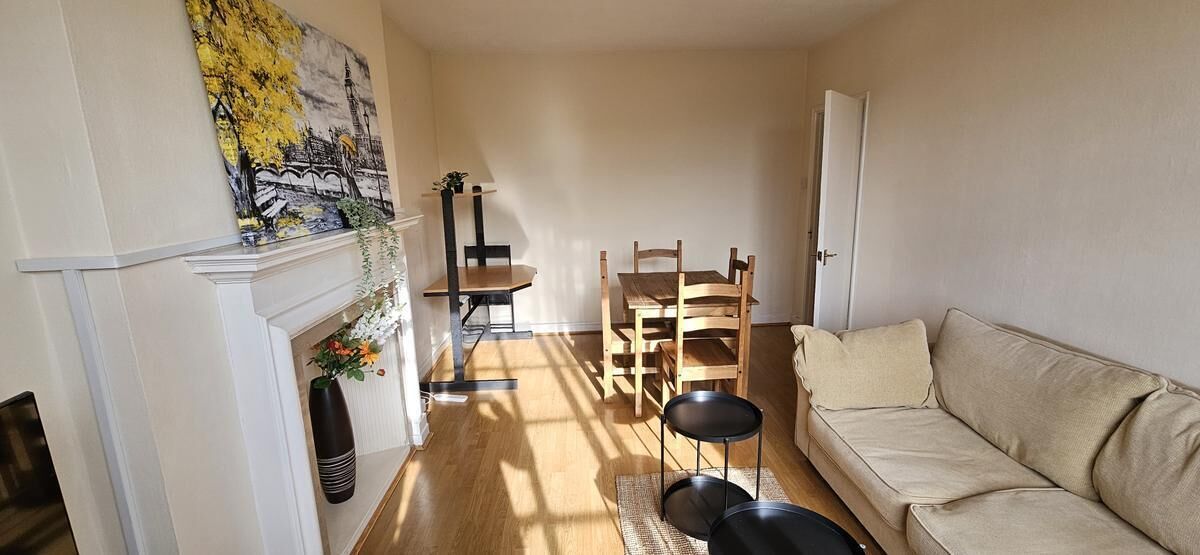 Suite exclusiva, 1 habitación, cocina, vista a la ciudad | Área de sala de estar | Televisión de pantalla plana de 50 pulgadas con canales por cable 