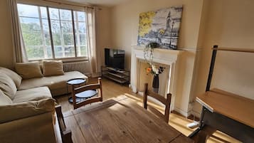 Suíte exclusiva, 1 quarto, cozinha, vista para a cidade | Área de estar | TV de tela plana 50 polegadas com canais a cabo