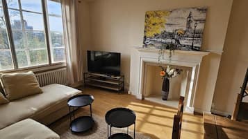 Suíte exclusiva, 1 quarto, cozinha, vista para a cidade | Área de estar | TV de tela plana 50 polegadas com canais a cabo