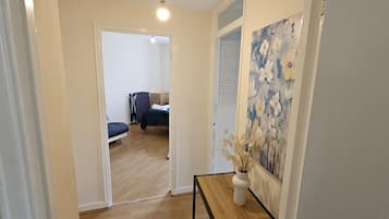 Suíte exclusiva, 1 quarto, cozinha, vista para a cidade | Ferros/tábuas de passar roupa, berço de viagem, Wi-Fi de cortesia