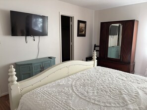 3 bedrooms, travel cot, free WiFi, bed sheets