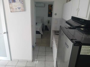 Jääkaappi, mikroaaltouuni, liesi, kahvin-/teenkeitin