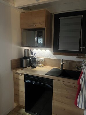 Lavavajillas, cafetera y tetera y utensilios de cocina 