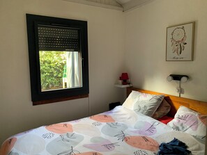 2 bedrooms, iron/ironing board, WiFi