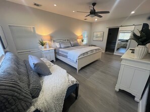 2 chambres, bureau, fer et planche à repasser, lit de bébé portatif