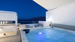 A rooftop terrace with a hot tub, seating area, and a view of the mountains. - New Seafront Villa with Rooftop Hot Tub, 50 m from the Beach (Mochlos)