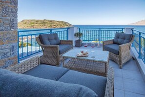 Property grounds - New Seafront Villa with Rooftop Hot Tub, 50 m from the Beach (Mochlos)