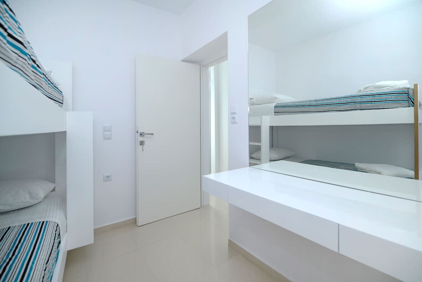 3 habitaciones, caja de seguridad en la habitación y escritorio 