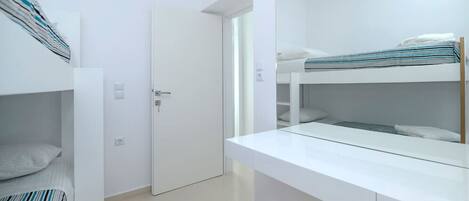 3 chambres, coffres-forts dans les chambres, bureau