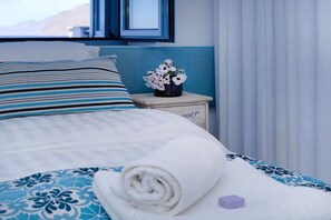 3 عدّة غرف نوم وخزنة داخل الغرفة ومكتب ومكواة/لوح كي