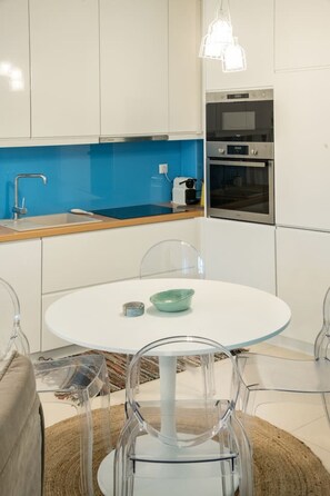 ثلاجة، ميكروويف، فرن، موقد طهي مسطح