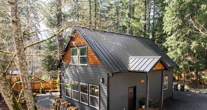 5 mi to Park-AC-EV2-Private Hot Tub-King Bed-Well Equipped Kitchen-Firepit