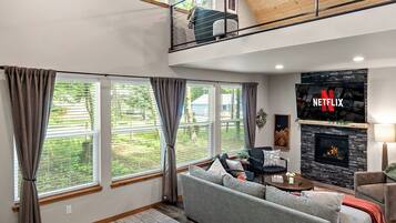 Smart TV, chimenea y libros