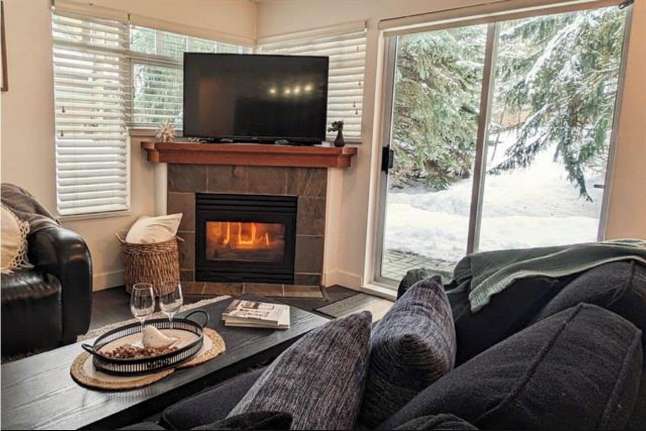 Smart TV y chimenea 
