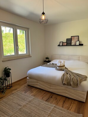 2 soverom, skrivebord, strykejern/-brett og reiseseng for barn