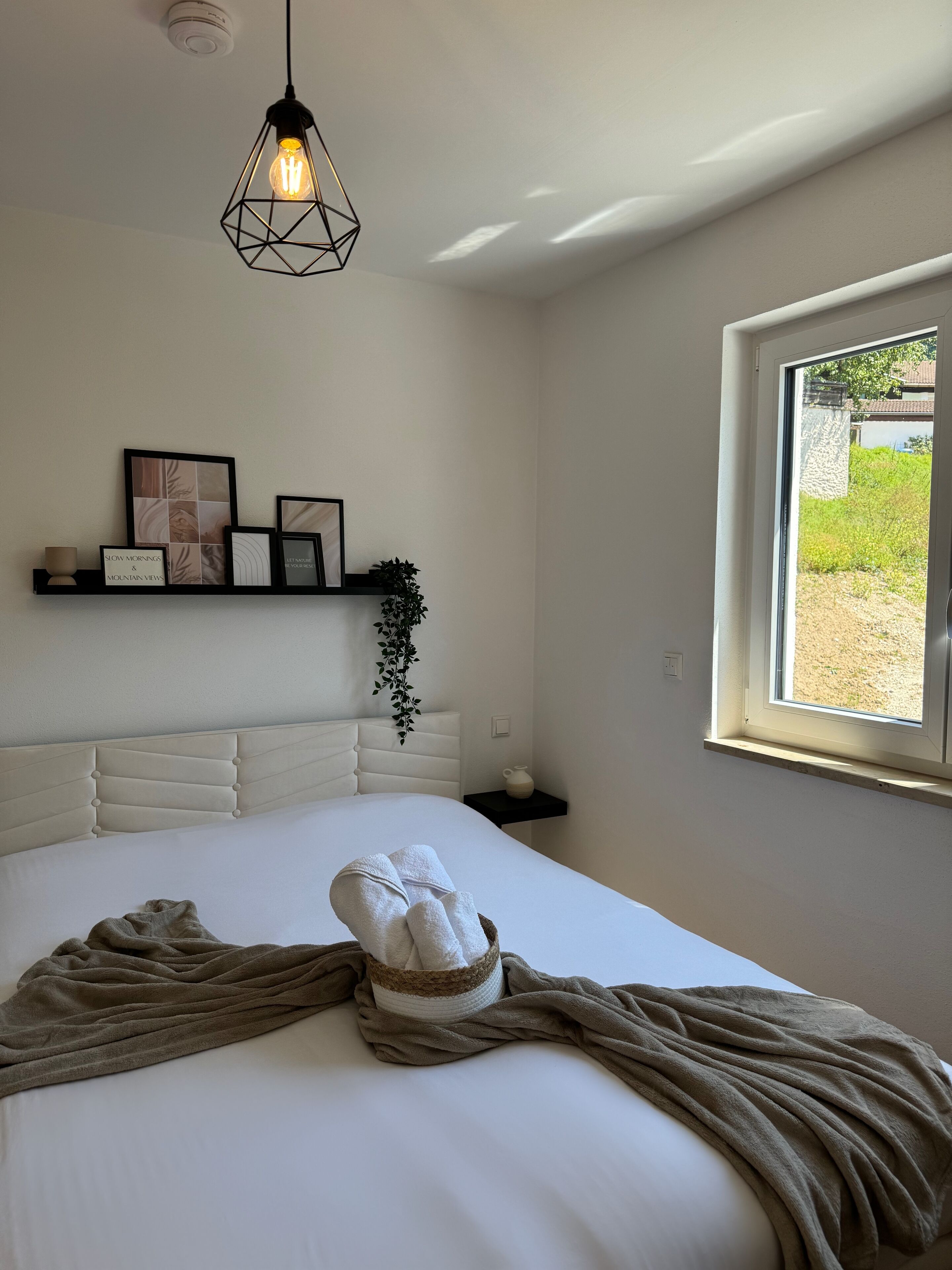 2 Schlafzimmer, Schreibtisch, Bügeleisen/Bügelbrett, Reisekinderbett